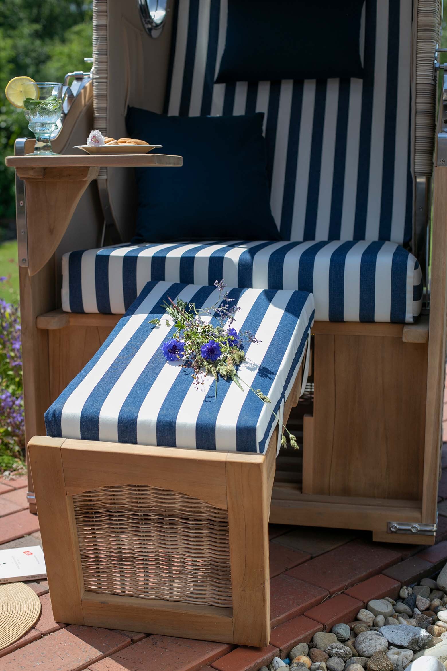 md20900_strandkorb_duene_single_teak_bullauge_dessin_518_blau_weiss_milieu-7-kleinbqsqqqsnnob99