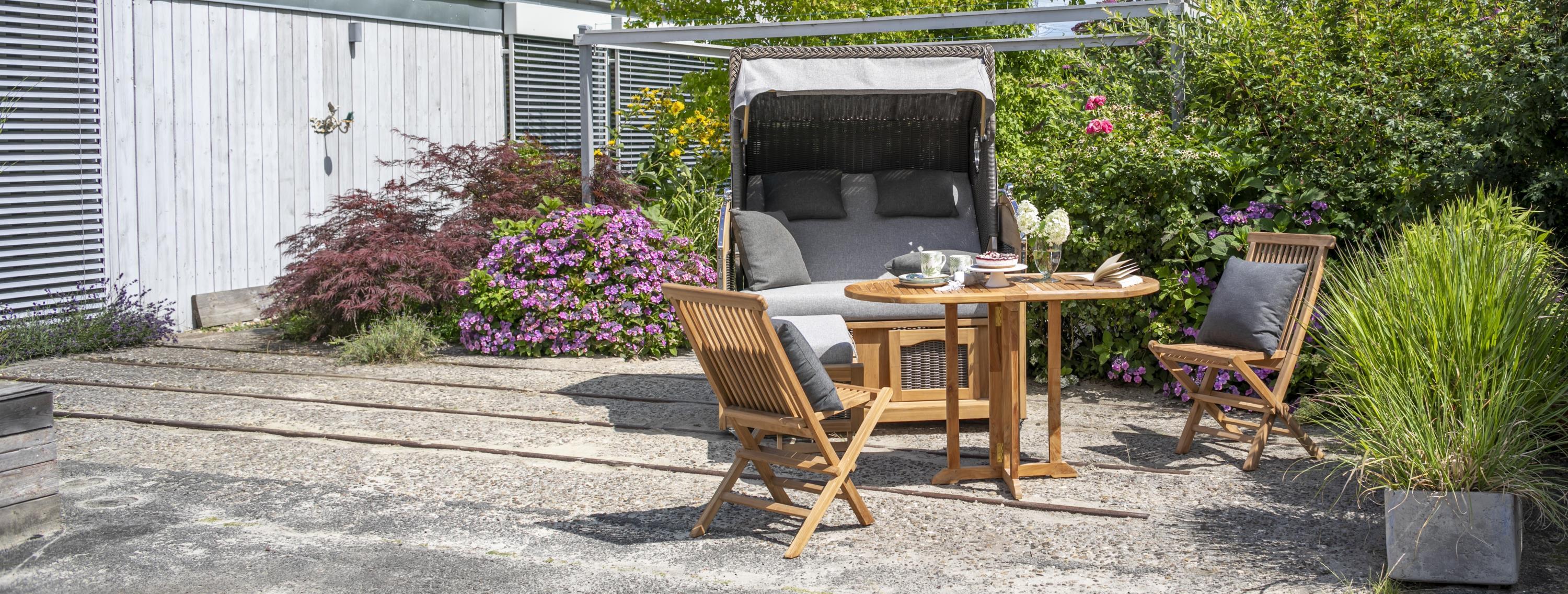 MD24800_02133_02131_Strandkorb_Schillig_Teak_PE_grey_durchgeflochten_Dessin_570_Klapptisch_Balcony_Klappstuhl_Langton _4_ (1)