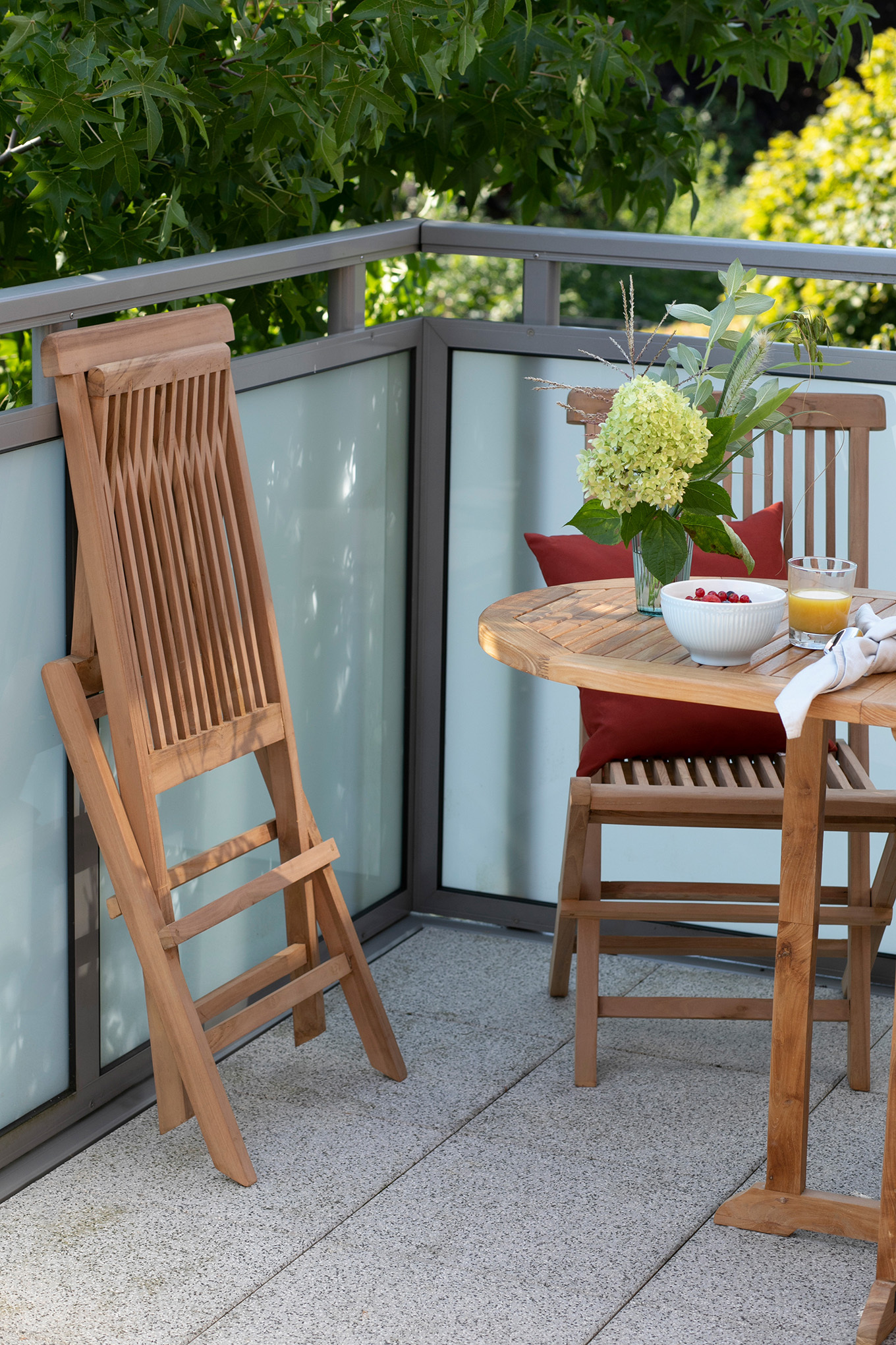 02131_02133_Teak Klappsessel_Langton_Teak Klapptisch_Balcony_rund (45)