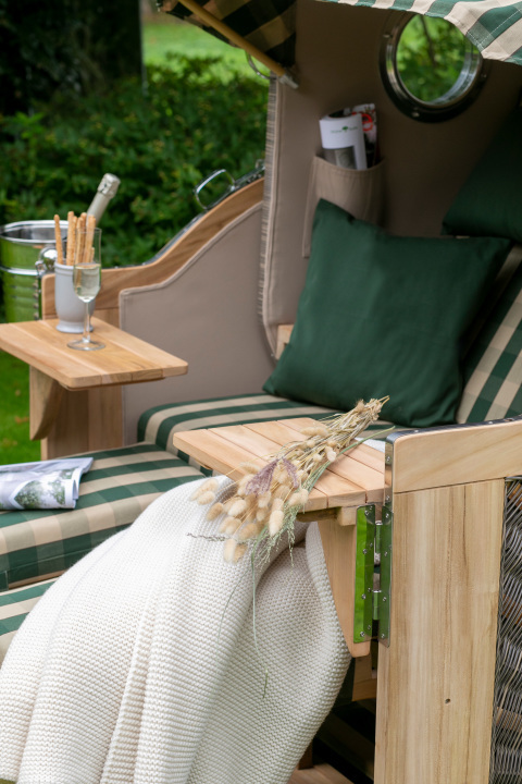 md02006_md02513_00646_strandkorb_duene_grande_xl_teak_pe_grey_dessin_506_kuscheldecke_150x200cm_beige_champagnerkuehler_fuer_strandkoerbe