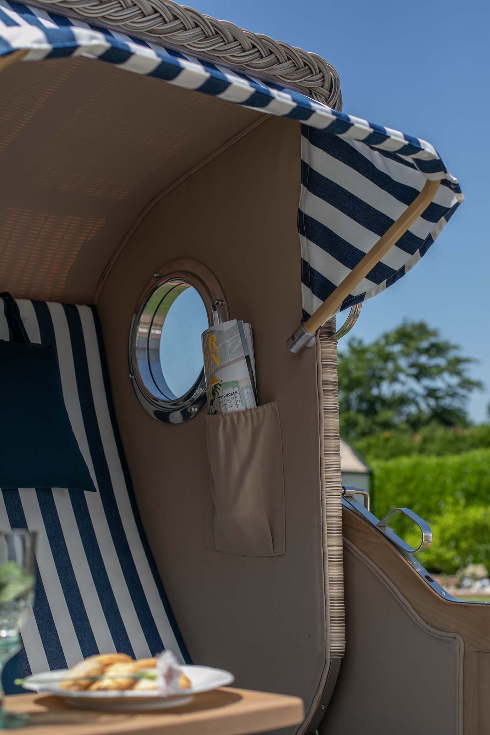 md20900_strandkorb_duene_single_teak_bullauge_dessin_518_blau_weiss_milieu-11-kleinwqed7r4dt8p5m