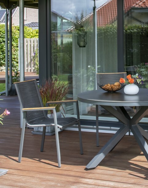 BL27010_BL27100_Dining_Stapelsessel_Alicante_Rope_Tisch_Malaga_120cm_rund_dark-2