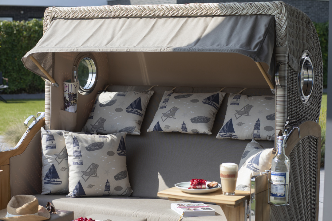 01807_strandkorb_baltikum_dreisitzer_teak_bullauge_shell_540_milieu-20-1eoyzoltfurktp