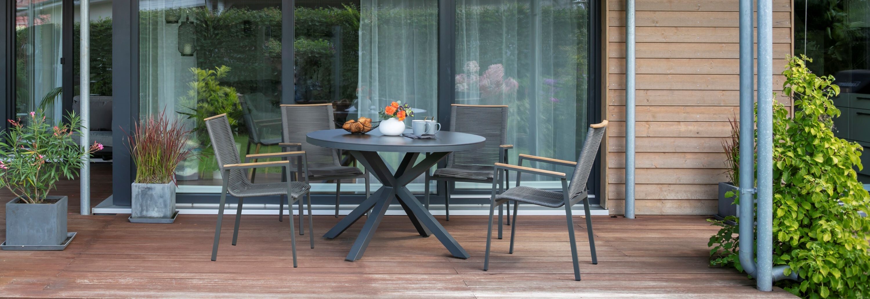 BL27010_BL27100_Dining_Stapelsessel_Alicante_Rope_Tisch_Malaga_120cm_rund_dark