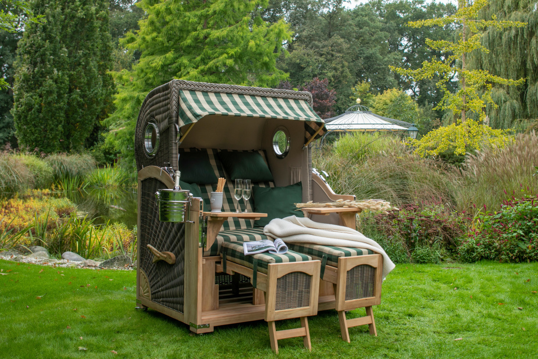 MD02006_MD02513_00646_Strandkorb_Duene_Grande_XL_Teak_PE_grey_Dessin_506_Kuscheldecke_150x200cm_beige_Champagnerkuehler_fuer_Strandkoerbe (10)_(1)