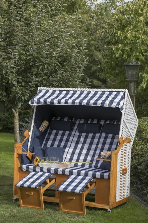 02332_strandkorb_baltic_dreisitzer_weiss_karo_blau_milieu-1