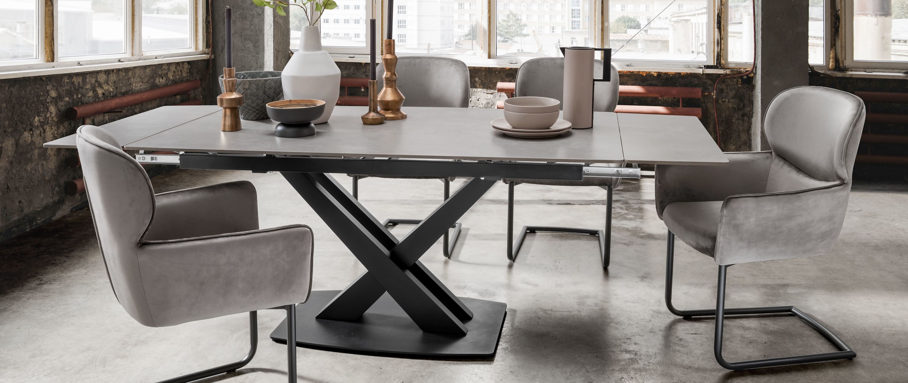 BL63006_Indoormoebelset_BL62010_Diningschwingsessel_Venedig_grau_BL60421_Ausziehtisch_Sanremo_light-grey