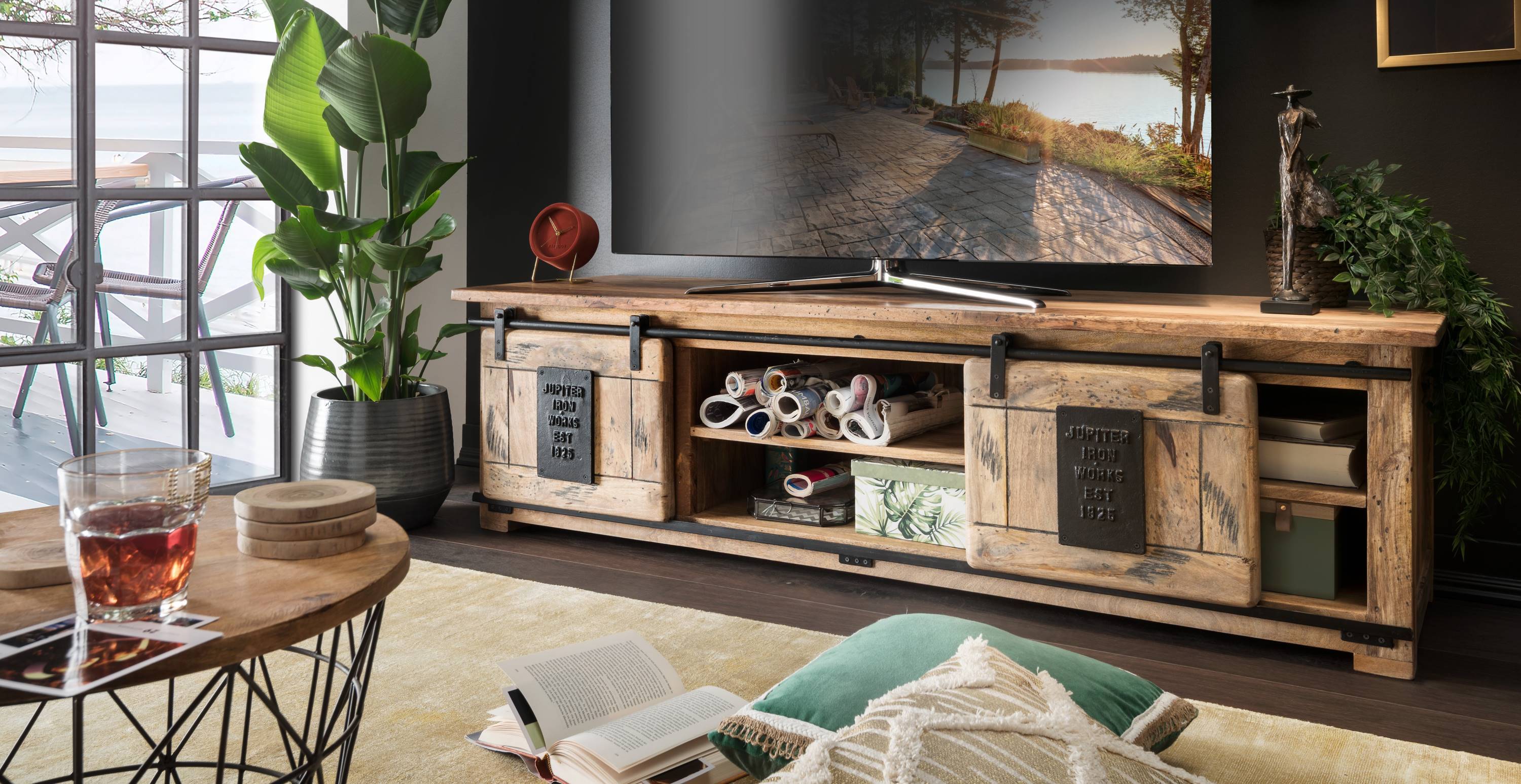 BL61003_Florenz_TV-Couchtisch_Mango_Vintage_schwarz_milieu