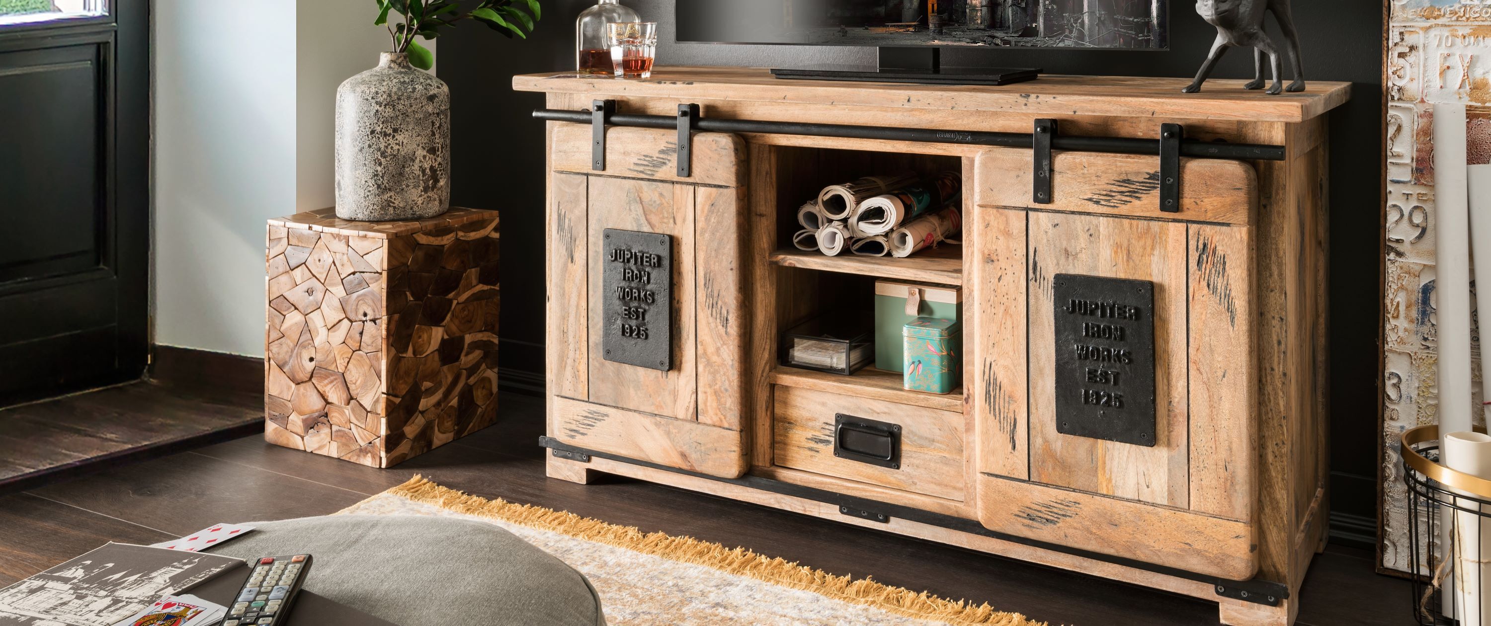 BL61004_Florenz_TV-Kommode_Mango_Vintage_schwarz-mileu