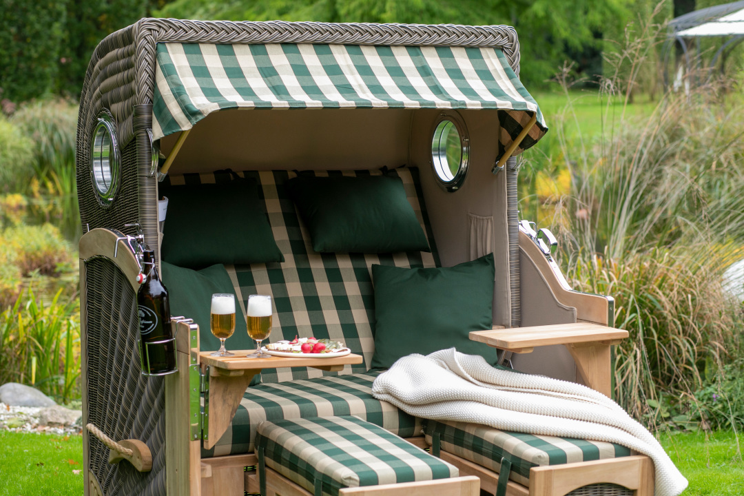 md02006_md02513_00645_strandkorb_duene_grande_xl_teak_pe_grey_dessin_506_kuscheldecke_150x200cm_beige_glas_becherhalter_fuer_strandkoerbe-3-1odomgapu8w3wv