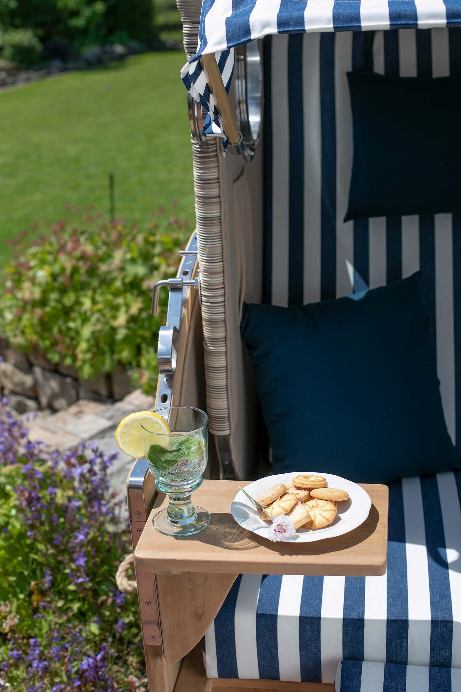 md20900_strandkorb_duene_single_teak_bullauge_dessin_518_blau_weiss_milieu-4-kleinljmurfoyzzktt