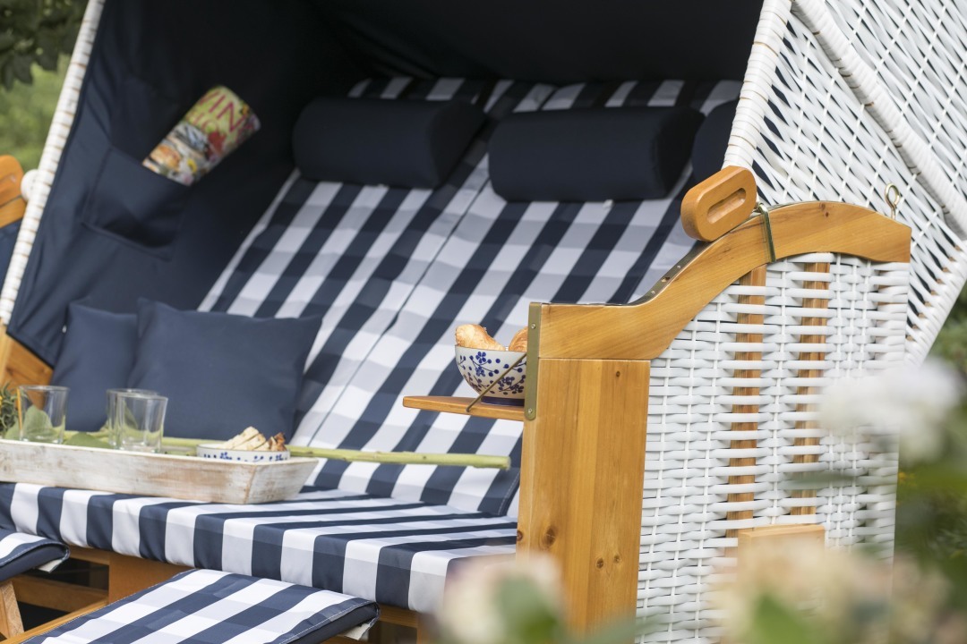 007700_strandkorb_ostsee_dreisitzer_weiss_karo_blau_milieu-11-1