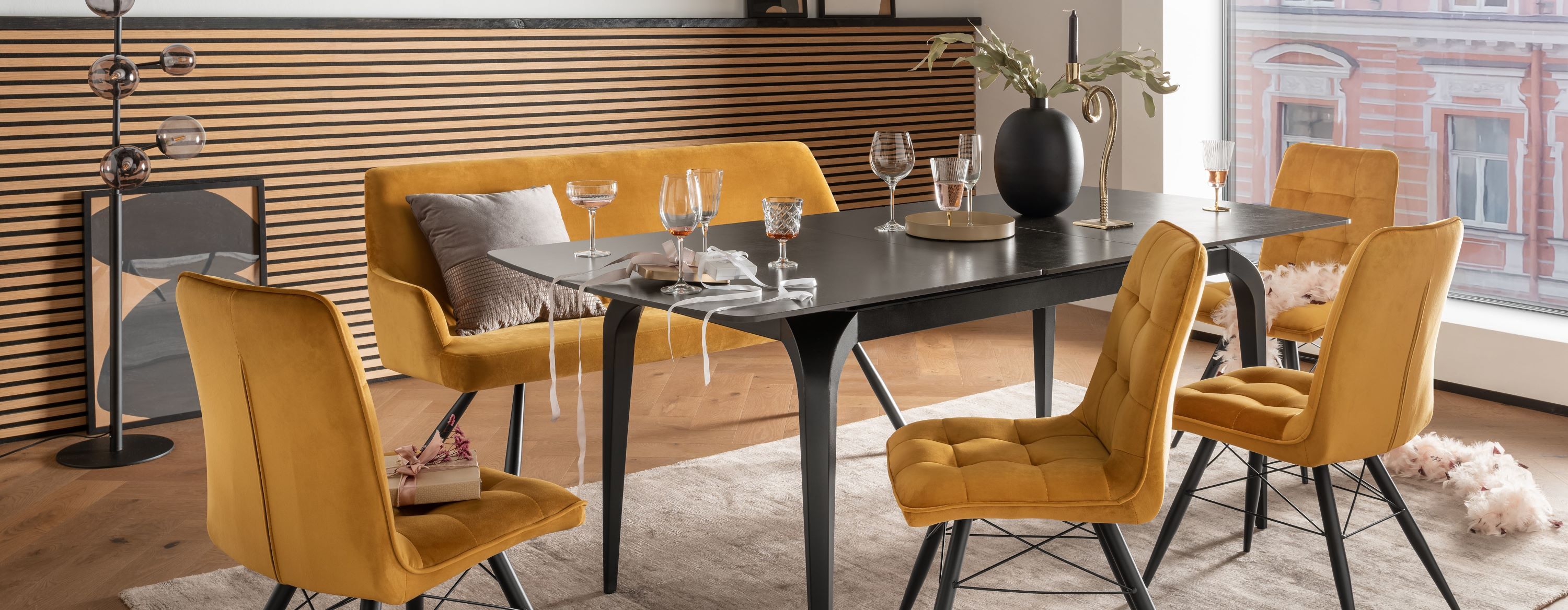 Indoormoebelset_BL62004_Diningstuhl_Vicenza_saharagelb_BL62202_Diningsofa_Modena_saharagelb_BL60403_Ausziehtisch_Piacenza_dark-grey