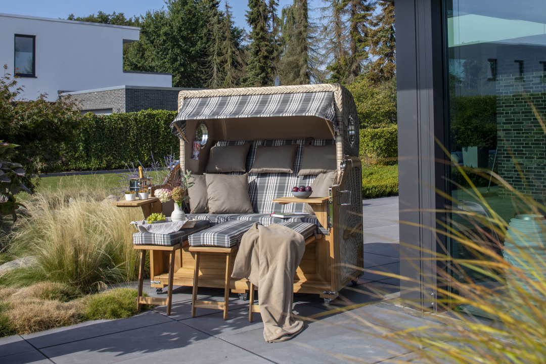 01813_strandkorb_baltikum_dreisitzer_teak_bullauge_shell_522_milieu