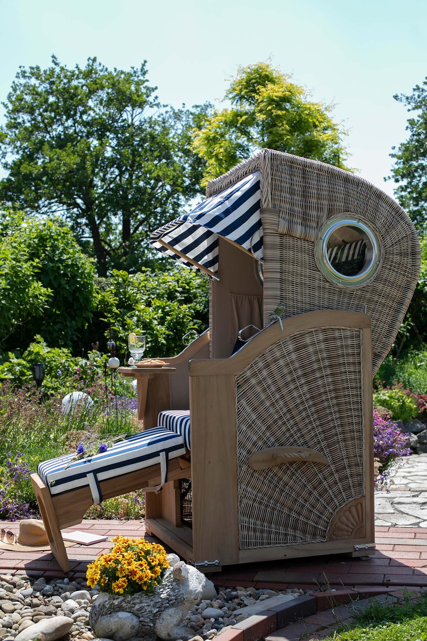 md20900_strandkorb_duene_single_teak_bullauge_dessin_518_blau_weiss_milieu-14-kleinnse1ntjgpvukh