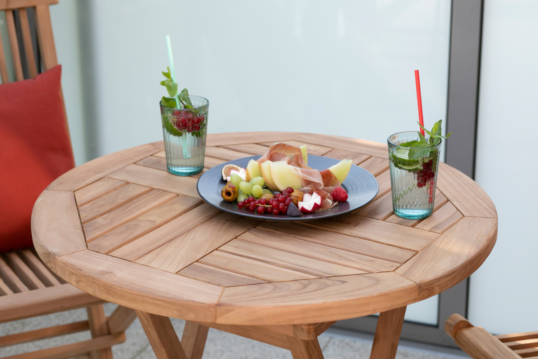 02132_02131_Klapptisch_Sutton_Teak_Rund_70cm_Klappstuhl_ohne_Armlehne_Langton_Teak (4) (1)