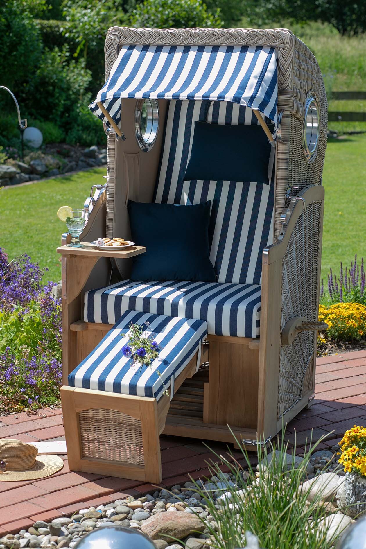 md20900_strandkorb_duene_single_teak_bullauge_dessin_518_blau_weiss_milieu320-4kb