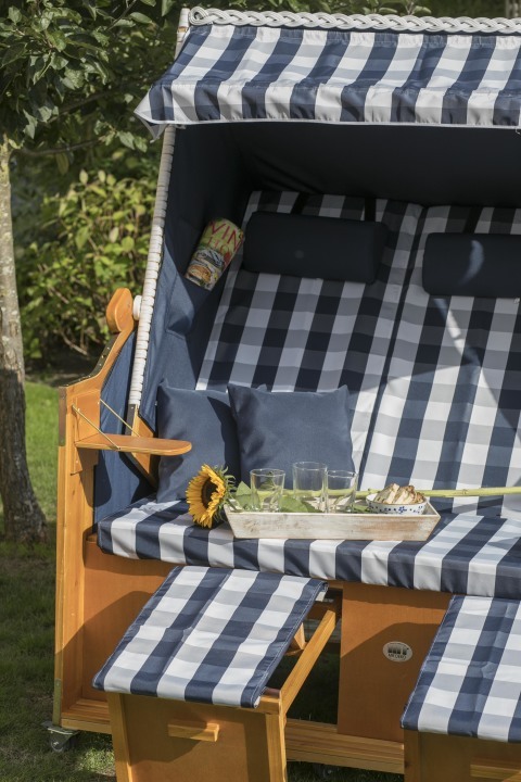 007700_strandkorb_ostsee_dreisitzer_weiss_karo_blau_milieu-5-4